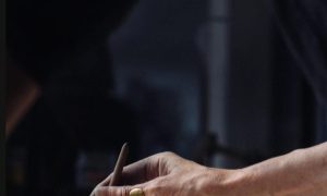 Finition au cours de la formation ou le stage vitrail avec une vitrailliste proche de Toulouse à Castres dans le Tarn en Occitanie