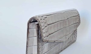Pochette effet croco Formation Maroquinier à Rennes