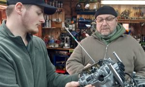 mecaniciens-stagaires-formation-motocycle