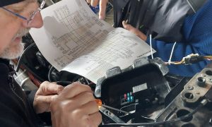 Les stagiaires travaillent dur pendant la formation mécanique moto chez Samuel en Aveyron
