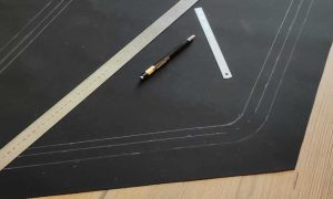 Mesure sur cuir au cours de la formation sellerie automobile avec un sellier vers Tours dans la Loire