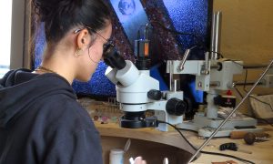 Travail de précision pendant la formation bijouterie avec un bijoutier dans les Pyrénées vers Tarbes