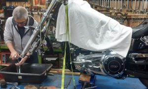Montage du cycle pendant la formation mécanique moto
