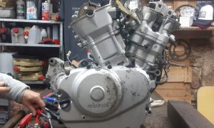 Moteur pendant la formation mécanique moto
