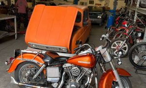 Moto orange pendant la formation mécanique moto en Provence Alpes Côtes d'Azur