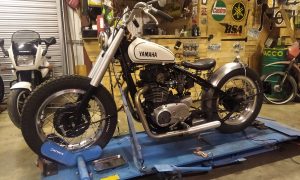 Moto dans l'atelier pendant la formation mécanique moto en Aveyron