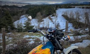 Moto dans l'Aubrac pendant un test au cours de la formation mécanique moto en Aveyron