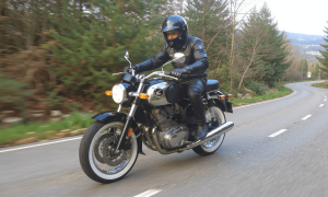 Moto pendant la formation mécanique moto