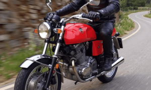 Moto pendant la formation mécanique moto