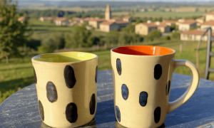 Mugs pendant la formation céramique et poterie en Dordogne