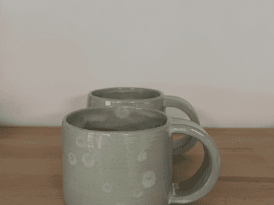 Mugs verts au cours de la formation céramique et poterie à Toulouse