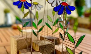 Objets décoratifs en vitrail pendant la formation vitrailliste en Haute-Garonne
