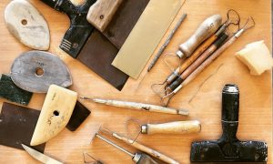 Outils de céramiste pendant la formation à Giroussens en Occitanie
