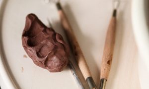 Outils de céramiste au cours de la formation à Saint Etienne