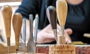 Outils couture main formation maroquinier à Lille