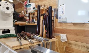 Outils de tourneur sur bois pendant la formation dans le Gers