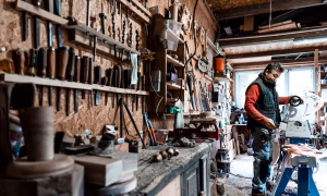Formateur tourneur sur bois expert pendant la formation vers Lyon en Auvergnes Rhône Alpes