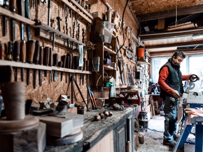 Formateur tourneur sur bois expert pendant la formation vers Lyon en Auvergnes Rhône Alpes