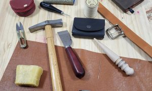 Outils de maroquinier au cours de la formation en Normandie