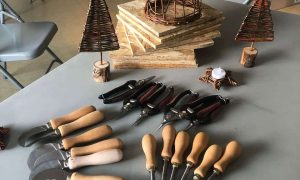 Outils de vannier au cours de la formation vannerie vers Quimper en Bretagne