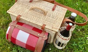 Panier de pique nique en osier pendant la formation vannerie en Bourgogne