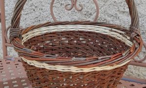 Panier rond pendant la formation vannerie en Bourgogne