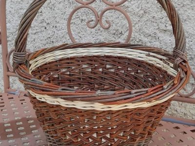 Panier rond pendant la formation vannerie en Bourgogne