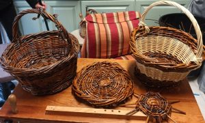 Paniers et objets pendant la formation vannerie avec un vannier dans le Gers