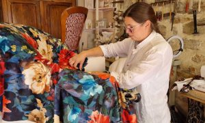 Formation en tapisserie d'ameublement avec un tapissier garnisseur entre Toulouse et Montpellier dans le Minervois