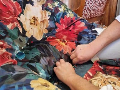 Pause du tissu pendant la formation en tapisserie d'ameublement vers Béziers