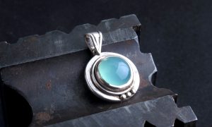 Pendentif pendant la formation bijouterie joaillerie avec un bijoutier dans les Pyrénées vers Tarbes