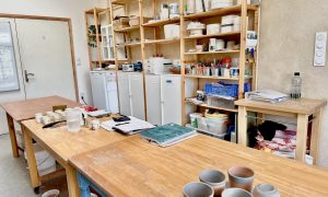 Bureau de travail atelier Nina Ponthou, céramiste à Angers