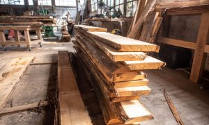 Planches brutes au cours de la formation ébénisterie avec un ébéniste vers Angoulême en Charente, Nouvelle Aquitaine