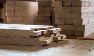 Planches rabotées au cours de la formation ébénisterie avec un ébéniste vers Angoulême en Charente, Nouvelle Aquitaine