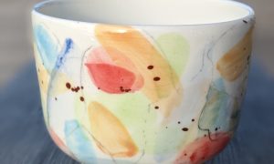 Porcelaine faite pendant une formation céramique, décoration et poterie par Sophie, céramiste