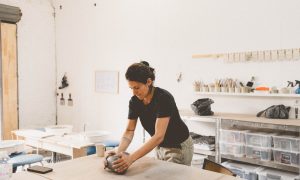 Formation céramique à Pau avec une céramiste