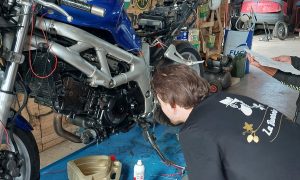 Réparation de moto pendant la formation mécanique moto en Aveyron