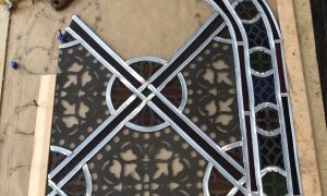 Restauration de vitrail de chapelle par Clémence qui propose une formation vitrailliste à Carcassonne