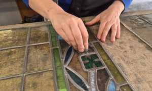 Restauration d'un vitrail au cours de la formation vitrailliste à Carcassonne dans l'Aude