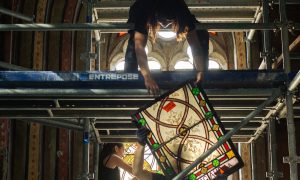 Restauration d'un vitrail suite à la formation vitrailliste à Castres dans le Tarn en Occitanie