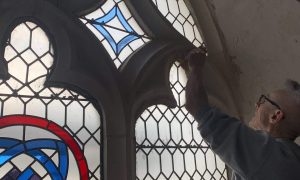 Restauration au cours de la formation avec un vitrailliste dans la Nièvre