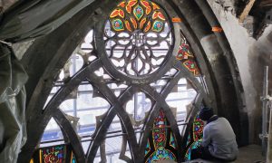 Restauration d'un vitrail suite à la formation vitrailliste à Castres dans le Tarn en Occitanie