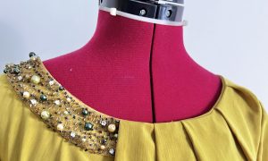 Col robe de soirée brodée jaune, formation couture à Angers