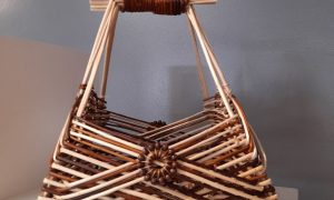 Petit sac fantaisie en vannerie d'osier fait par Roselyne qui propose une formation entre Dijon et Mâcon