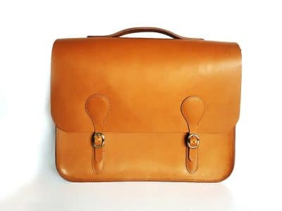 Sac Kira en cuir pendant la formation maroquinerie à Marseille