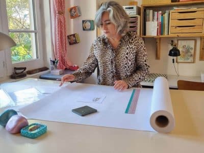 Confection de patron pendant la formation couture à Toulouse