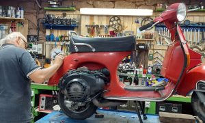 Scooter pendant la formation ou stage mécanique moto