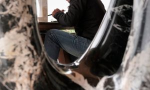 David, sculpteur pendant la formation tailleur de pierre vers Toulouse en Occitanie