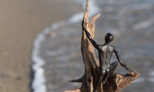 Sculpture en bronze faite pendant le stage ou la formation fonderie d'art dans l'atelier d'un fondeur