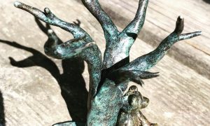 Sculpture en bronze faite pendant le stage ou la formation fonderie d'art dans l'atelier d'un fondeur